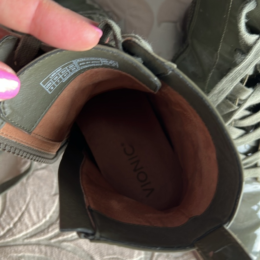 Women’s Vionic boots - Picture 3 of 3